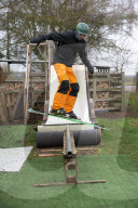FEATURE - Ein Teenager baut sich eine Skipiste im Garten in Sleaford
