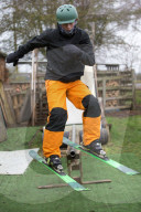 FEATURE - Ein Teenager baut sich eine Skipiste im Garten in Sleaford
