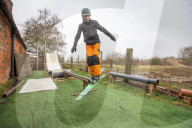 FEATURE - Ein Teenager baut sich eine Skipiste im Garten in Sleaford