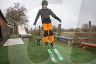 FEATURE - Ein Teenager baut sich eine Skipiste im Garten in Sleaford