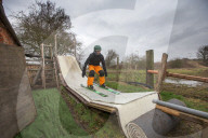 FEATURE - Ein Teenager baut sich eine Skipiste im Garten in Sleaford