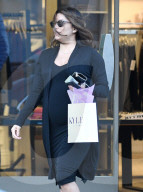 PEOPLE - Kugelrunde Eva Longoria bummelt in L.A.