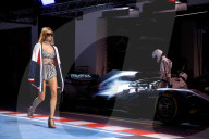 PEOPLE - Hailey Baldwin das Hilfiger Girl von Mailand
