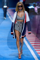 PEOPLE - Hailey Baldwin das Hilfiger Girl von Mailand