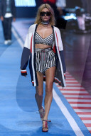 PEOPLE - Hailey Baldwin das Hilfiger Girl von Mailand