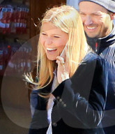 EXKLUSIV - Gwyneth Paltrow führt eine unterhaltendes Telefonat