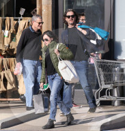 EXKLUSIV - Shannen Doherty schleppt die Einkäufe zum Auto