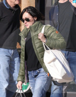 EXKLUSIV - Shannen Doherty schleppt die Einkäufe zum Auto