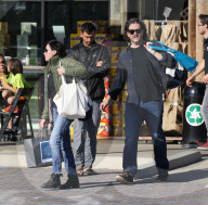 EXKLUSIV - Shannen Doherty schleppt die Einkäufe zum Auto