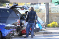 EXKLUSIV - Shannen Doherty schleppt die Einkäufe zum Auto