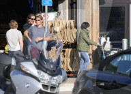 EXKLUSIV - Shannen Doherty schleppt die Einkäufe zum Auto