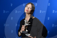 PEOPLE - Berlinale: Promis posieren an der Abschlussgala