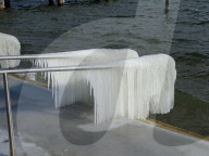NEWS - Kältewelle in Europa: Der Zürichsee und seine Eisskulpturen