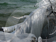NEWS - Kältewelle in Europa: Der Zürichsee und seine Eisskulpturen