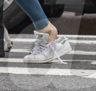 EXKLUSIV - Sienna Miller spaziert in kaputten Sneakers mit Exfreund Tom durch New York