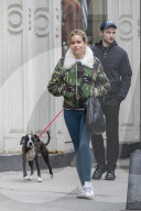 EXKLUSIV - Sienna Miller spaziert in kaputten Sneakers mit Exfreund Tom durch New York