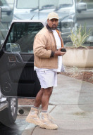 EXKLUSIV - Kanye West zeigt Bein in Calabasas