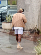 EXKLUSIV - Kanye West zeigt Bein in Calabasas