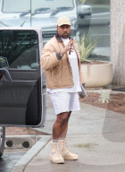 EXKLUSIV - Kanye West zeigt Bein in Calabasas