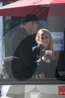 EXKLUSIV - Chris Pratt trifft ein hübsche Unbekannte bei Coffee Bean in Los Angeles
