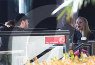 EXKLUSIV - Chris Pratt trifft ein hübsche Unbekannte bei Coffee Bean in Los Angeles