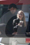 EXKLUSIV - Chris Pratt trifft ein hübsche Unbekannte bei Coffee Bean in Los Angeles