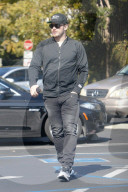EXKLUSIV - Chris Pratt trifft ein hübsche Unbekannte bei Coffee Bean in Los Angeles