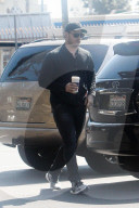 EXKLUSIV - Chris Pratt trifft ein hübsche Unbekannte bei Coffee Bean in Los Angeles