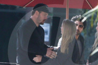 EXKLUSIV - Chris Pratt trifft ein hübsche Unbekannte bei Coffee Bean in Los Angeles