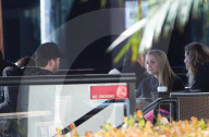 EXKLUSIV - Chris Pratt trifft ein hübsche Unbekannte bei Coffee Bean in Los Angeles