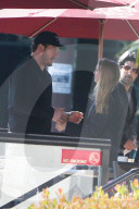 EXKLUSIV - Chris Pratt trifft ein hübsche Unbekannte bei Coffee Bean in Los Angeles