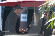 EXKLUSIV - Chris Pratt trifft ein hübsche Unbekannte bei Coffee Bean in Los Angeles