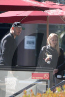 EXKLUSIV - Chris Pratt trifft ein hübsche Unbekannte bei Coffee Bean in Los Angeles