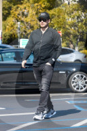 EXKLUSIV - Chris Pratt trifft ein hübsche Unbekannte bei Coffee Bean in Los Angeles