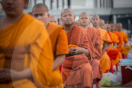 FEATURE - Thailand: Mönche zelebrieren den Makha Bucha Day