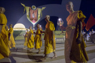 FEATURE - Thailand: Mönche zelebrieren den Makha Bucha Day
