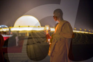 FEATURE - Thailand: Mönche zelebrieren den Makha Bucha Day