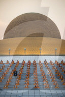 FEATURE - Thailand: Mönche zelebrieren den Makha Bucha Day