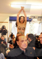 NEWS - Wahlen in Italien: Femmen stört Silvio Berlusconi beim Wählen