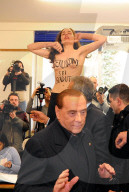 NEWS - Wahlen in Italien: Femmen stört Silvio Berlusconi beim Wählen