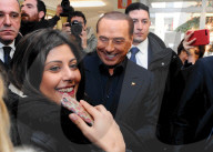 NEWS - Wahlen in Italien: Femmen stört Silvio Berlusconi beim Wählen