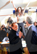 NEWS - Wahlen in Italien: Femmen stört Silvio Berlusconi beim Wählen