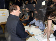 NEWS - Wahlen in Italien: Femmen stört Silvio Berlusconi beim Wählen