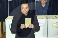 NEWS - Wahlen in Italien: Femmen stört Silvio Berlusconi beim Wählen