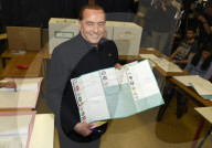 NEWS - Wahlen in Italien: Femmen stört Silvio Berlusconi beim Wählen