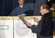 NEWS - Wahlen in Italien: Femmen stört Silvio Berlusconi beim Wählen