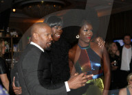 PEOPLE - Oscars 2018: Jamie Foxx kriegt die Fliege gebunden
