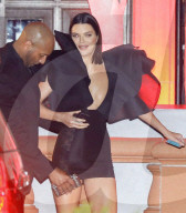 PEOPLE - Kendall Jenner zeigt viel Haut an der Vanity Fair Party