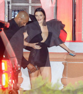 PEOPLE - Kendall Jenner zeigt viel Haut an der Vanity Fair Party
