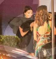 PEOPLE - Kendall Jenner zeigt viel Haut an der Vanity Fair Party